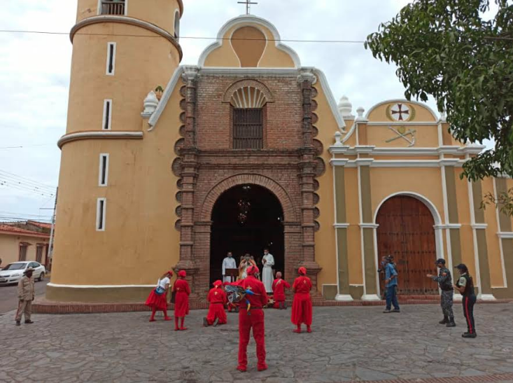 Una vez concedido el permiso, por parte del padre Francisco «Pancho» Mijares, procedieron a visitar al menos 15 de los 43 altares