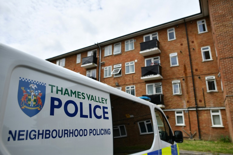 La policía investiga el 21 de junio de 2020 en el bloque de apartamentos de Reading, al oeste de Londres, donde se cree que vivió el sospechoso del ataque con cuchillo