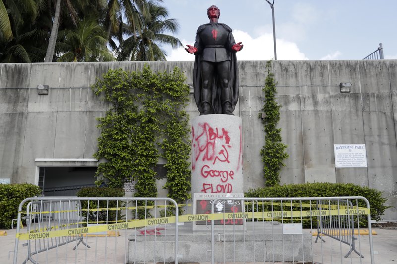 La estatua de Cristóbal Colón en el parque Bayford de Miami fue atacada por manifestantes