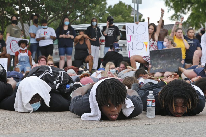 Manifestantes de Norman, Oklahoma, se tiran al piso boca abajo durante 8.46 minutos durante una protestas por la muerte de George Floyd