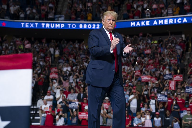 El presidente de Estados Unidos, Donald Trump, sube al escenario para hablar en un mitin de campaña en el centro BOK, el sábado 20 de junio de 2020 en Tulsa, Oklahoma, EE.UU.