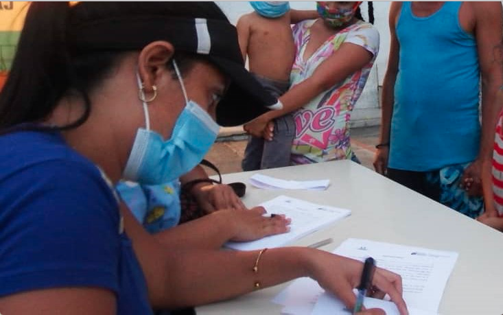 Funcionarios de salud del Gobierno local se trasladaron al sector La Veraniega de Ocumare para entregarles a los pacientes el acta que certifica que están libres de coronavirus