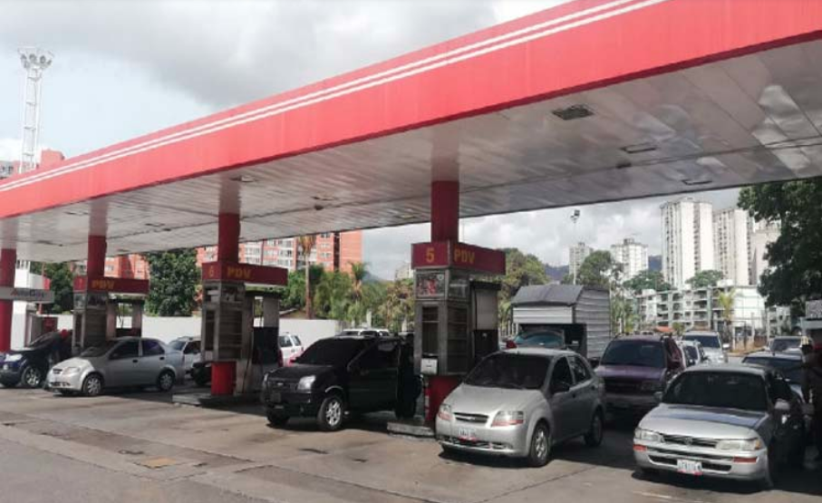 En Altos Mirandinos “no se está solicitando Carnet de la Patria y se está surtiendo al costo subsidiado de 5.000 Bs. el litro, sin límite, respetando los 120 litros mensualesFOTO REFERENCIAL