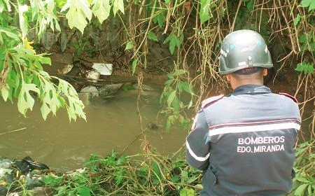 Bomberos hacen un chequeo rápido de los afluentes para tomar las medidas preventivas que fueran necesarias