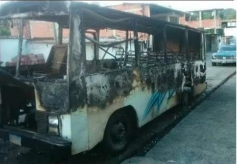 Arrasado por las llamas quedó este autobús de la ruta Valle Arriba-La Rosa-Guatire siniestro ocurrido en la capital zamorana.