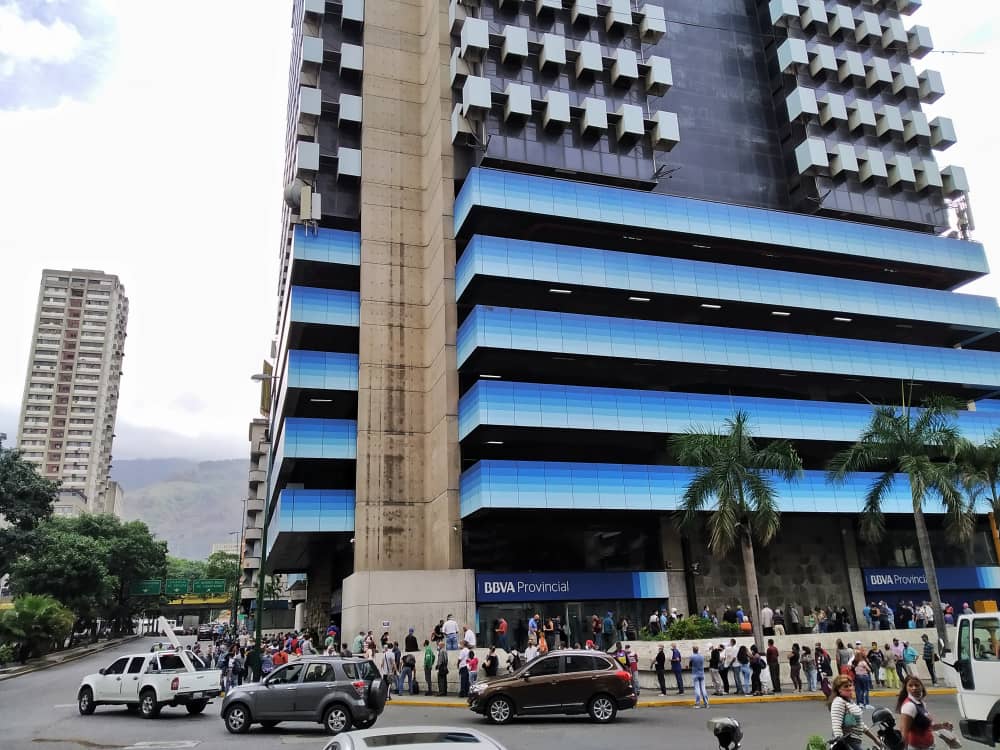 Colas en toda Caracas con el reinicio de actividades en sectores no prioritarios