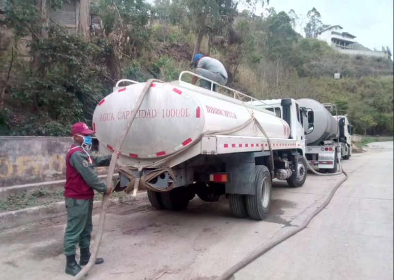 En las últimas semanas, funcionarios al mando del Mayor Carlos Alberto Digennaro, han llevado agua a más de 10 mil familias altomirandinas