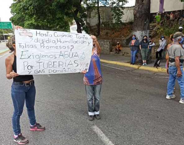 Los vecinos de toda Caracas siguen reclamando agua