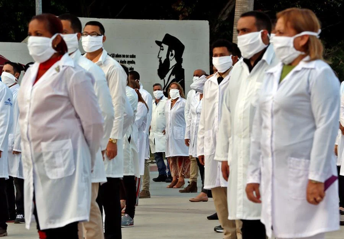 Cuestionan la presencia de médicos cubanos en Brasil