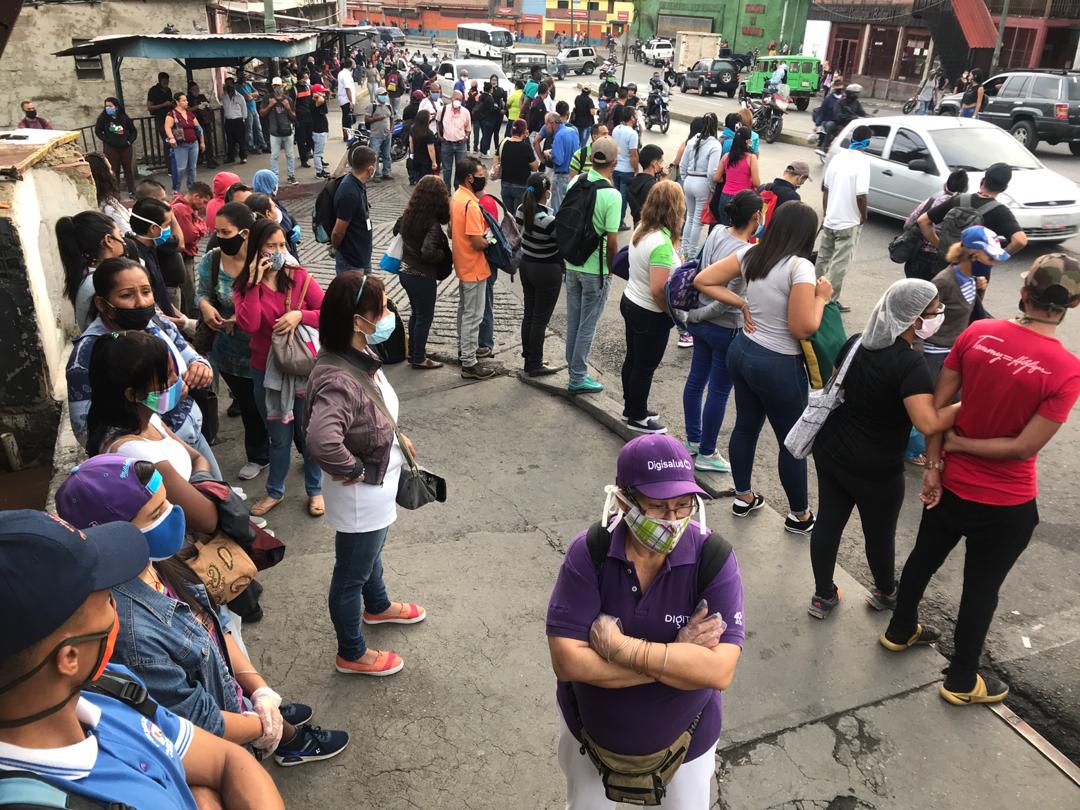 Gran cantidad de gente buscando transporte este lunes en Caracas