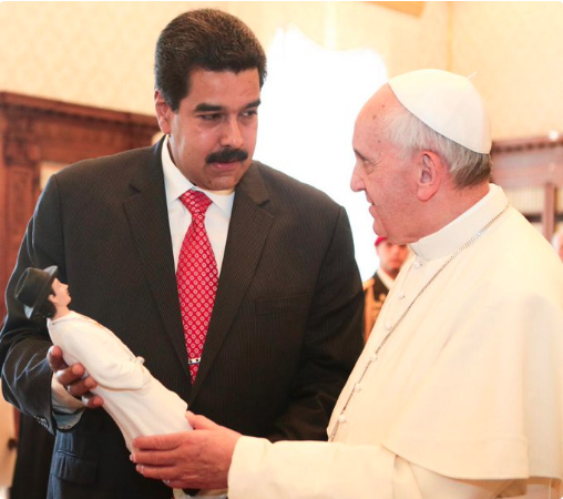 Nicolás Maduro en una entrevista en Roma con el Papa Francisco, le entregó una estatuilla de El Venerable