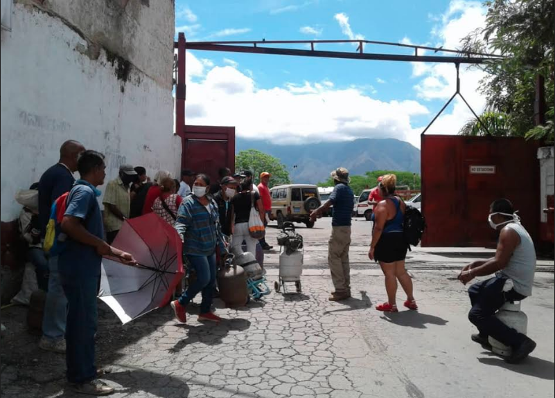 Residentes de zonas de Guatire y Guarenas, acuderon a pedir respuesta al llenadero de gas en Las Barrancas