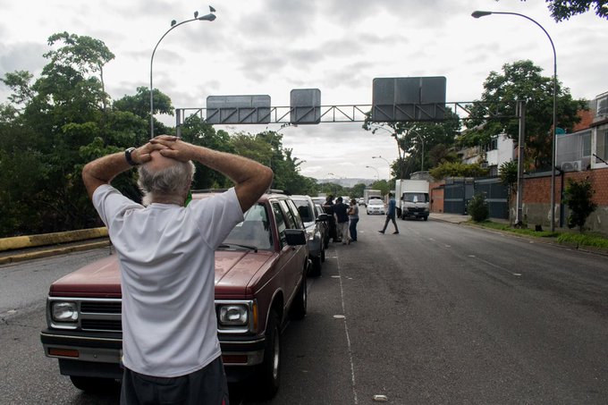 Las colas no cesaron este 1 de junio en las gasolineras de CaracasFOTO IVÁN E. REYES/EFECTO COCUYO