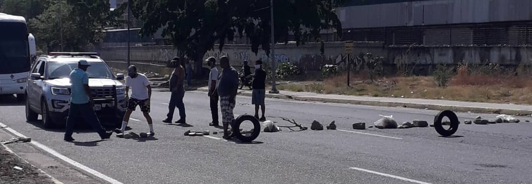 Los conductores colocaron objetos para impedir el paso en la Avenida Intercomunal Guarenas-Guatire