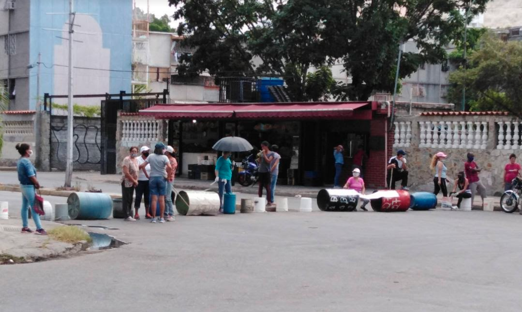 La protesta fue escenificada por vecinos de los bloques 7, 8, 9, 10, 26, 27 y 28, señalando que el resto de la urbanización está en las mismas condiciones