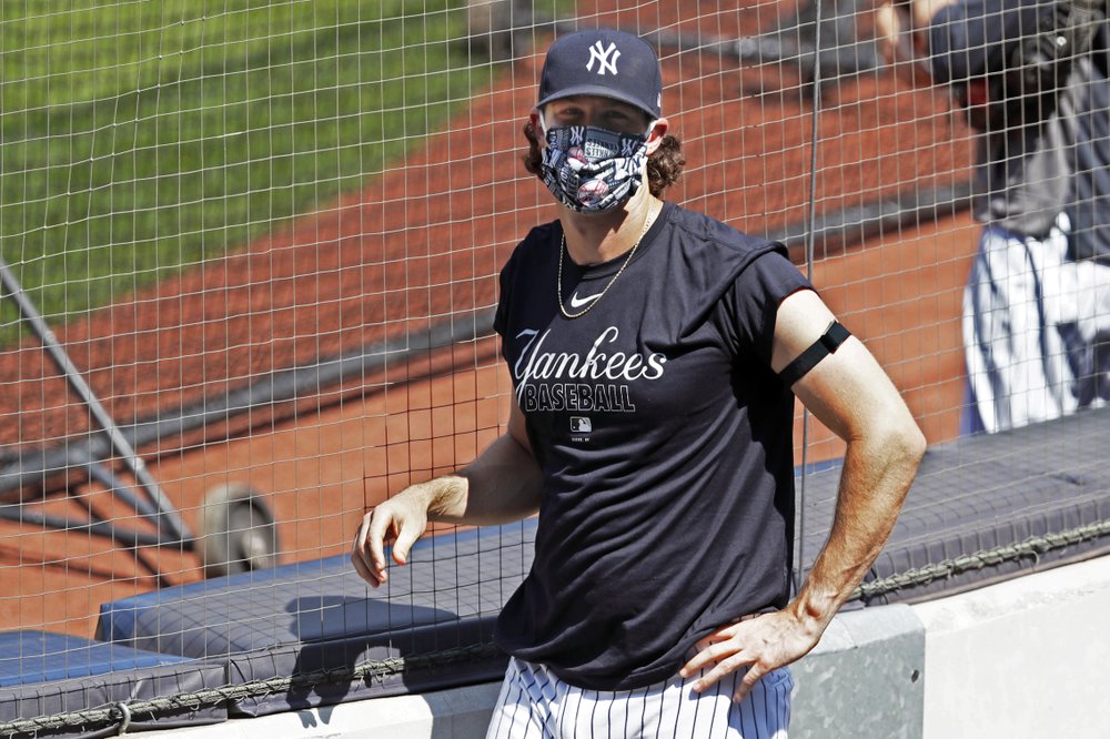El abridor de los Yankees de Nueva York Gerrit Cole observa hacia las tribunas, vacías salvo por un puñado de reporteros, durante la práctica del equipo el domingo 5 de julio de 2020
