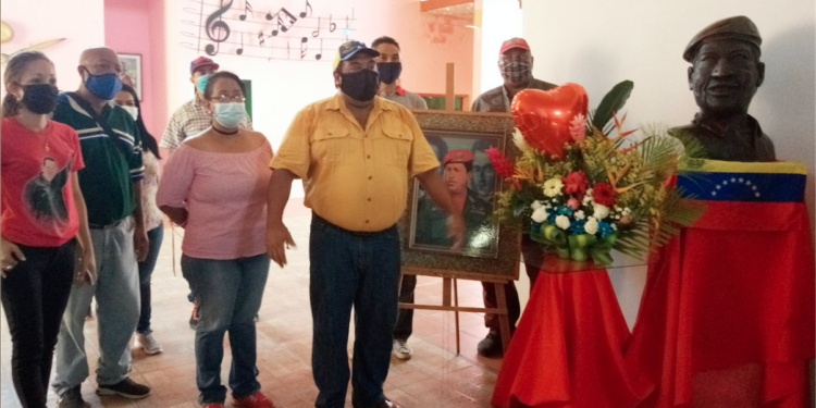 La celebración comenzó en el Complejo Cultural “San Benito” con la inauguración de la galería conformada por imágenes del Chávez