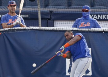 El cubano Yoenis Céspedes, de los Mets de Nueva York, practica antes de un juego de exhibición frente a los Yankees, el doming