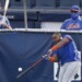 El cubano Yoenis Céspedes, de los Mets de Nueva York, practica antes de un juego de exhibición frente a los Yankees, el doming