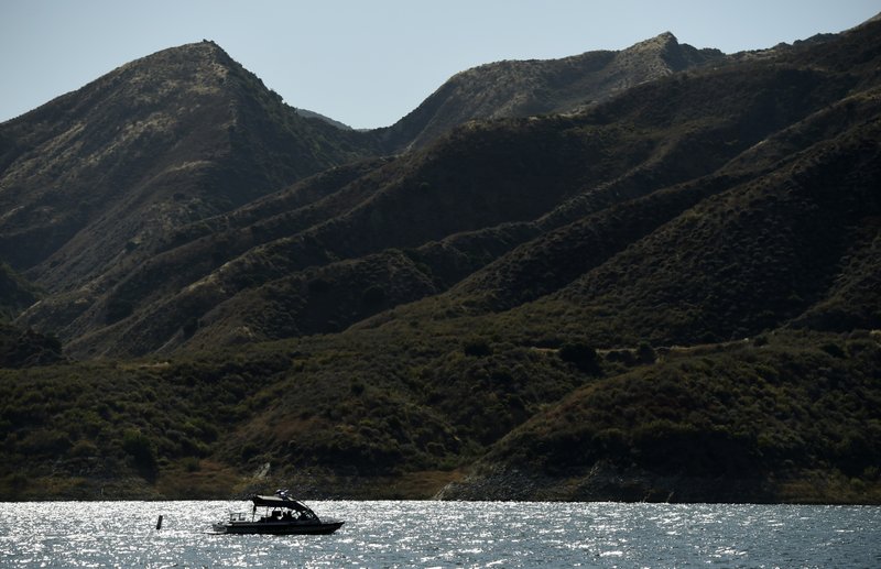 Un buque de rescate continúa buscando a la actriz desaparecida Naya Rivera en el lago Piru en el Bosque Nacional Los Padres en California