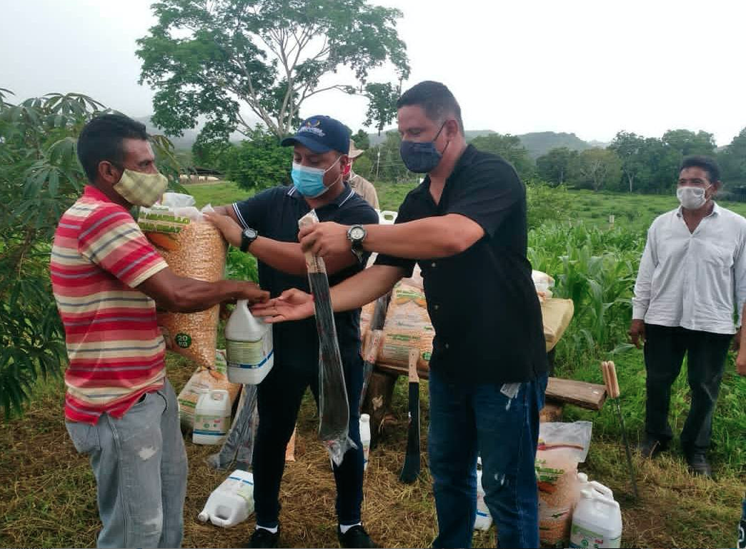 Los productores recibieron insumos y herramientas para la siembra de maíz