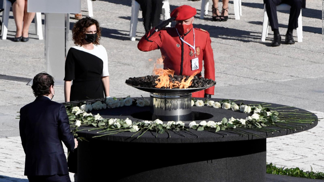 En la Plaza de la Armería en Madrid, España, se rindió un emotivo homenaje a las víctimas de covid-19 y a quienes han trabajado en la primera línea de la pandemia