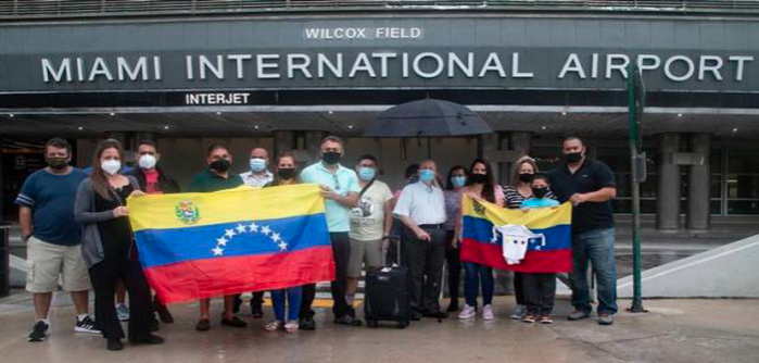 Los venezolanos varados en el aeropuerto de Miami expresan que están en capacidad de pagar los vuelos