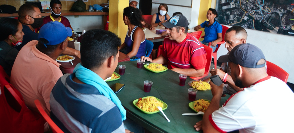 Integrantes de la Comuna comparten un almuerzo en el sector El Rodeo, en Guatire