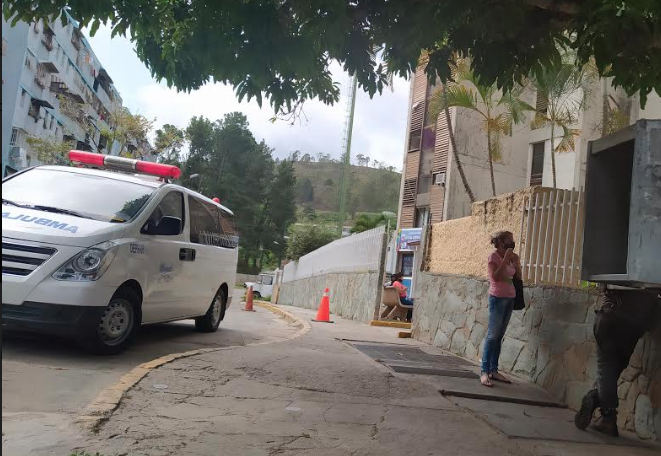 En una ambulancia de Salud Miranda fueron trasladados los uniformados del Cicpc al CDI de Los Lagos