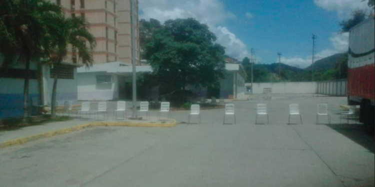 Este martes 22 de julio, fueron colocadas sillas plásticas en la entrada del CDI La Vaquera, para impedir el paso o acceso al lugar