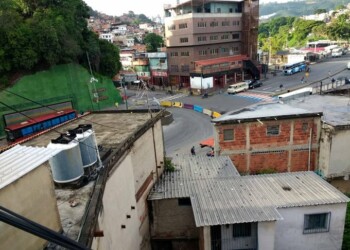 Muros de concreto cerrando los accesos en el Puente Baloa de Petare