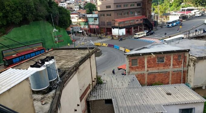 Muros de concreto cerrando los accesos en el Puente Baloa de Petare