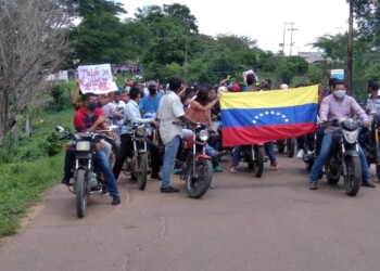 La población de Aragua de Barcelona mostró pancartas en protesta contra la acción de los militares durante el entierro de Carlos Henrique Chaparro (47)