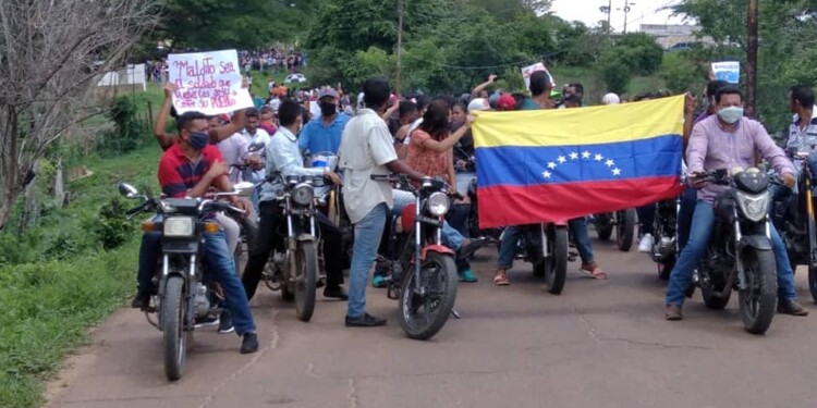 La población de Aragua de Barcelona mostró pancartas en protesta contra la acción de los militares durante el entierro de Carlos Henrique Chaparro (47)