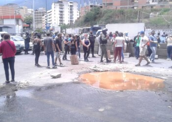 Los manifestantes tomaron una parte de la vía donde hay un gran hueco