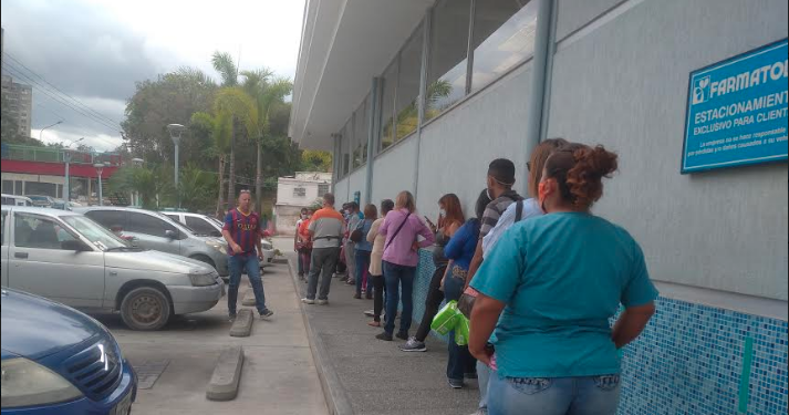 En Farmatodo los compradores se amontonan a toda hora para entrar y luego para pagar en las cajas