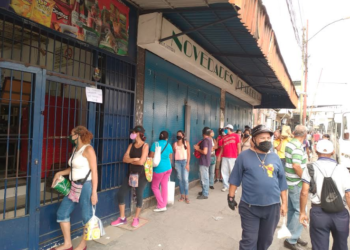 En las calles y espacios peatonales del casco central, ninguna autoridad estuvo supervisando el cumplimiento del decreto en los locales comerciales
LIDK RODELO