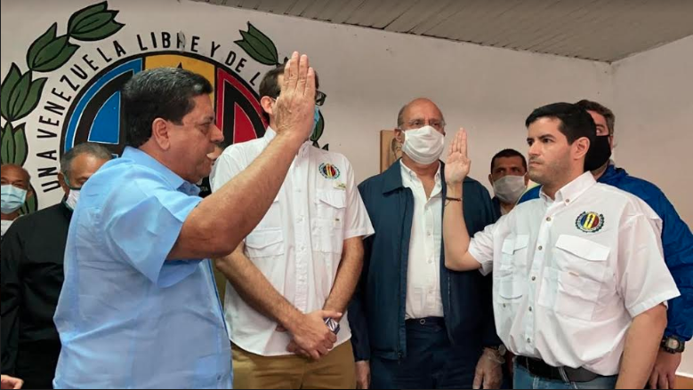 El juramento al nuevo secretario general (e) de AD-Los Salias, Jesús Yánez, lo tomó el también diputado Edgar Zambrano