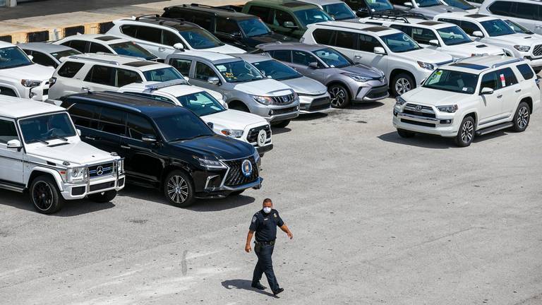 Dylan DeFrancisci, encargado de Aduanas y Protección Fronteriza en Port Everglades, pasa junto a más de 80 vehículos confiscados por Investigaciones de Seguridad Nacional