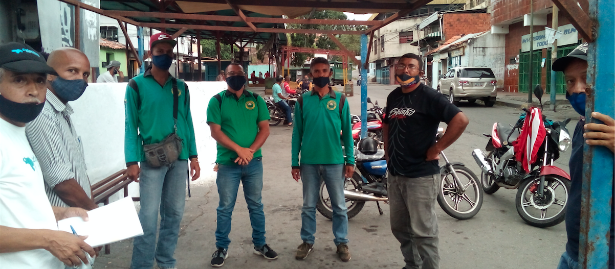Grupo de dirigentes de los motorizados del municipio Plaza que prestan servicio de transporte público