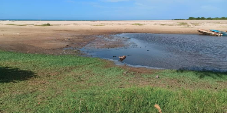 La salida al mar está totalmente cerrada por la arena