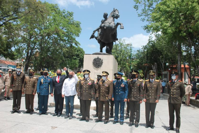Autoridades militares y civiles, junto a Luis Carlos Figueroa, alcalde de Guarenas, en el acto realizado frente al monumento ecuestre del Padre de la Patria, Libertador Simón Bolívar