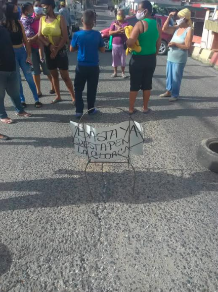 Vecinos de las calles Junín y Piar de Guatire  protestan por lo que califican “abandono de autoridades de Zamora”.CORTESIA / VECINOS