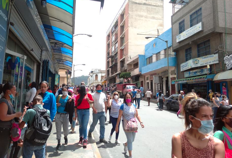 Gran cantidad de personas abarrotaron locales del centro de la ciudad capital del estado Miranda
