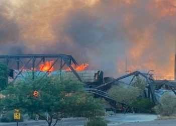 El fuego se propagó rápidamente casi hasta la mitad del puente, aunque no abarcó la totalidad del extenso ferrocarril