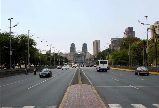 La avenida Bolívar, así como otras importantes vías de la capital venezolana, lucieron este lunes con escasa circulación de vehículos