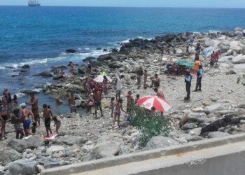 Numerosas personas acudieron el fin de semana a las playas del estado La Guaira