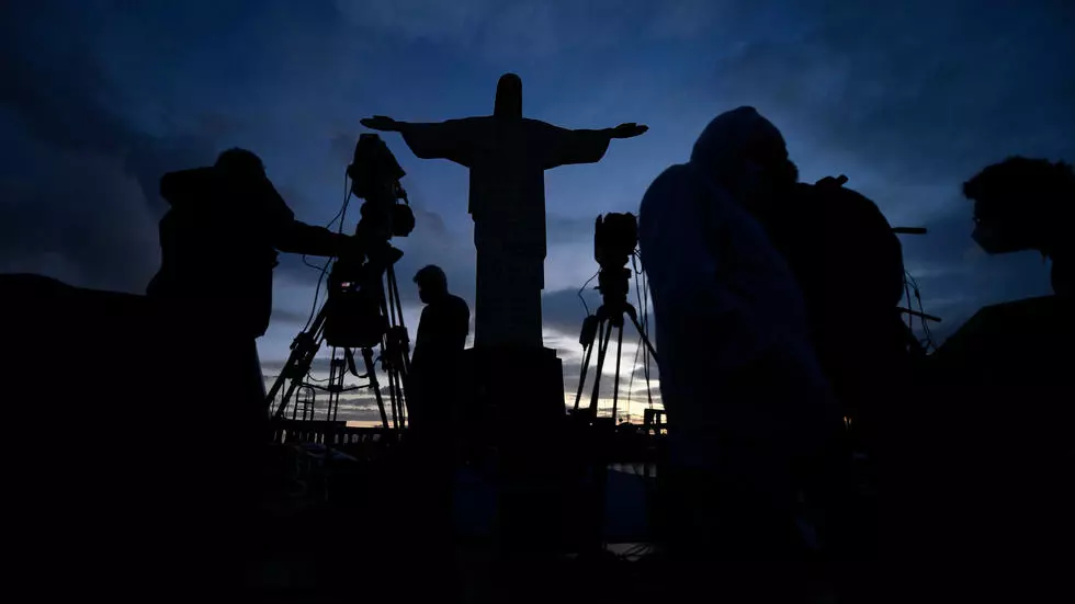Desde la estatua del Cristo Redentor en Río de Janeiro se rindió un tributo a los muertos por el covid-19, el miércoles