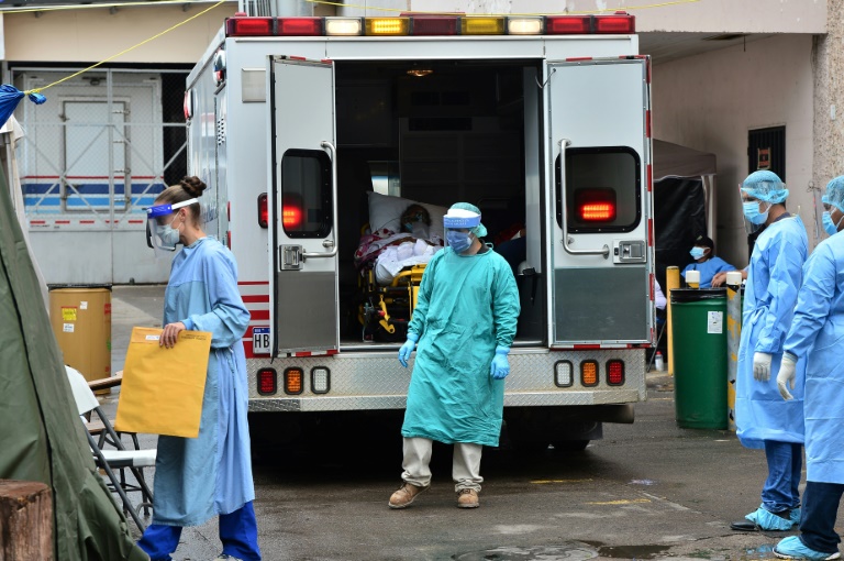 Un paciente infectado con covid-19 espera en la ambulancia para ser ingresado en el Hospital Escuela en Tegucigalpa, Honduras