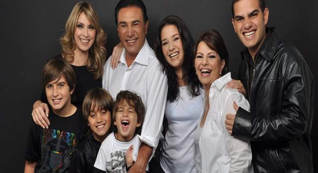 El actor posando con sus hijos, su esposa Emma Rabbe y su exesposa Carmen Julia Álvarez